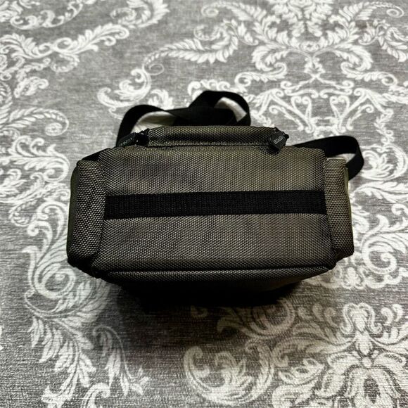 Vanguard Verge Camera Bag Green Padded with Adjustable Strap - Picture 5 of 8